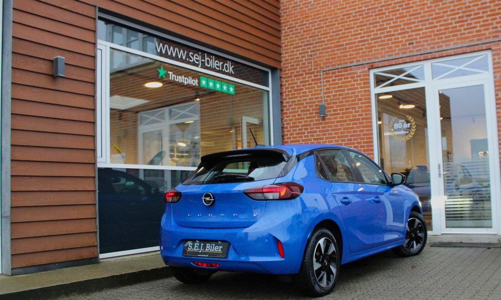 Blå Opel Corsa-e fra 2024