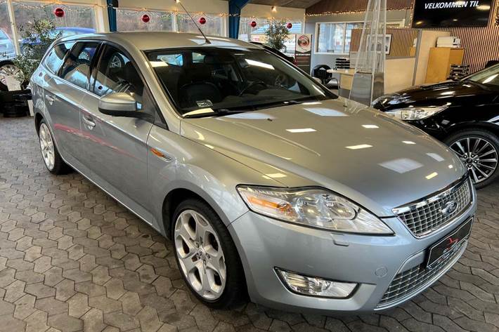 Blå Ford Mondeo fra 2007 set udefra