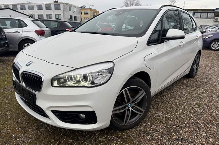 Hvid BMW 225xe fra 2016 set udefra