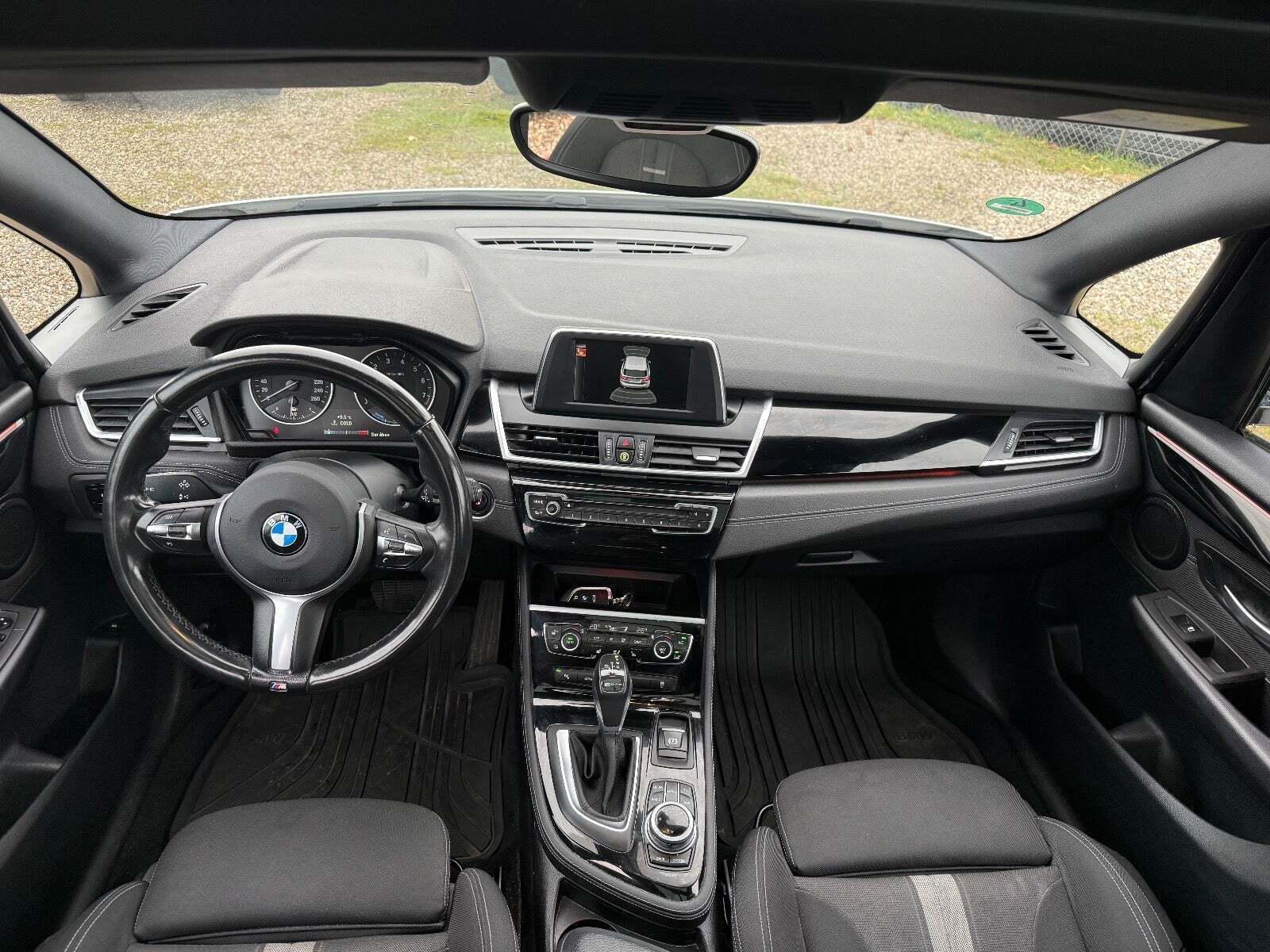 Hvid BMW 225xe fra 2016