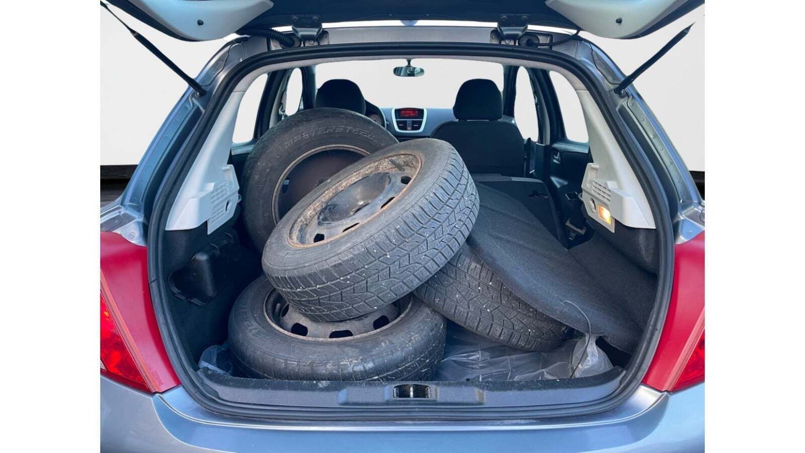 Grå Peugeot 207 fra 2010