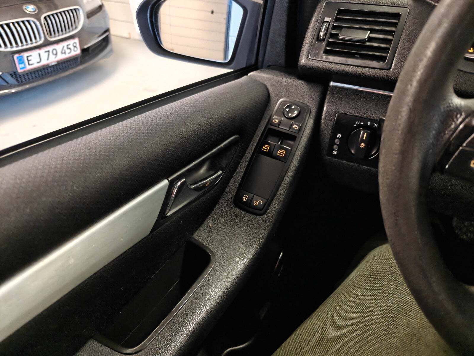 Gul Nissan Micra fra 2013