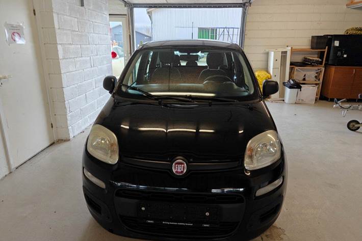 Gul Fiat Panda fra 2012 set udefra