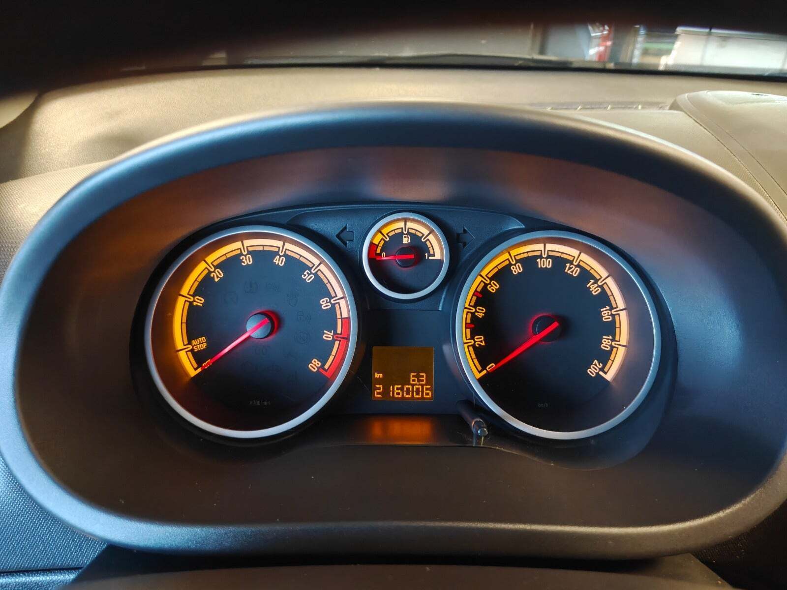 Gul Opel Corsa fra 2014