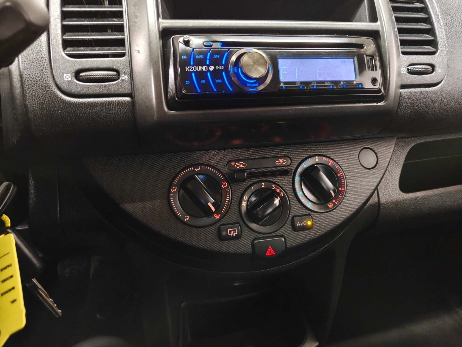 Gul Nissan Note fra 2007