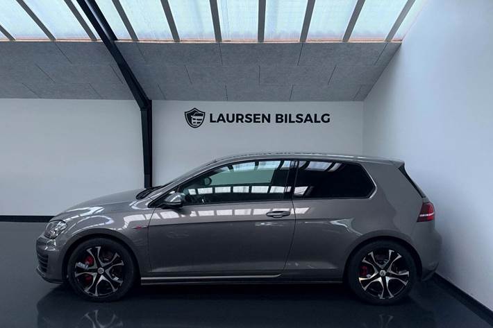 Grå VW Golf VII fra 2015