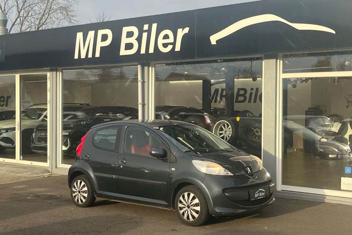 Grå Peugeot 107 fra 2007