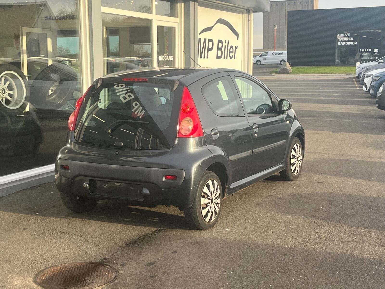 Grå Peugeot 107 fra 2007