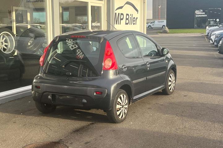 Grå Peugeot 107 fra 2007