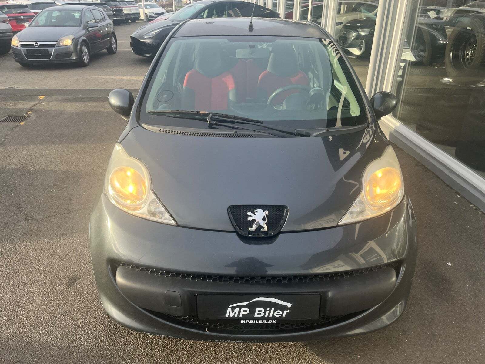 Grå Peugeot 107 fra 2007