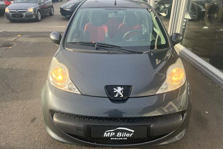 Grå Peugeot 107 fra 2007