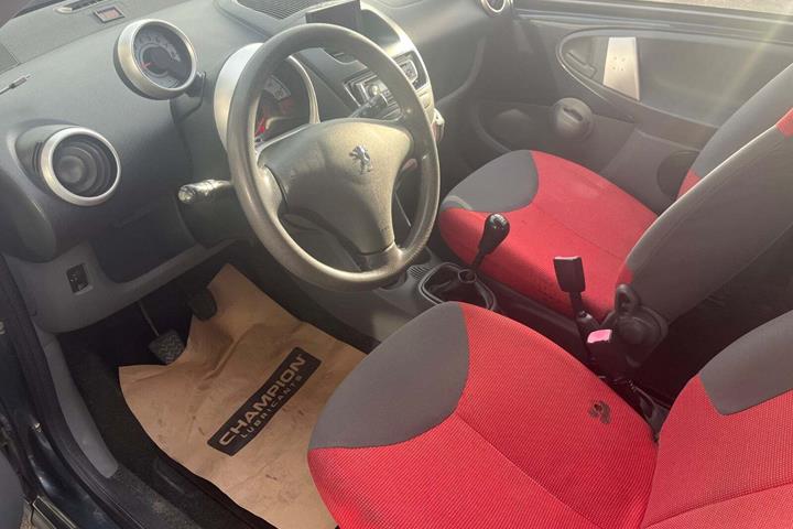 Grå Peugeot 107 fra 2007