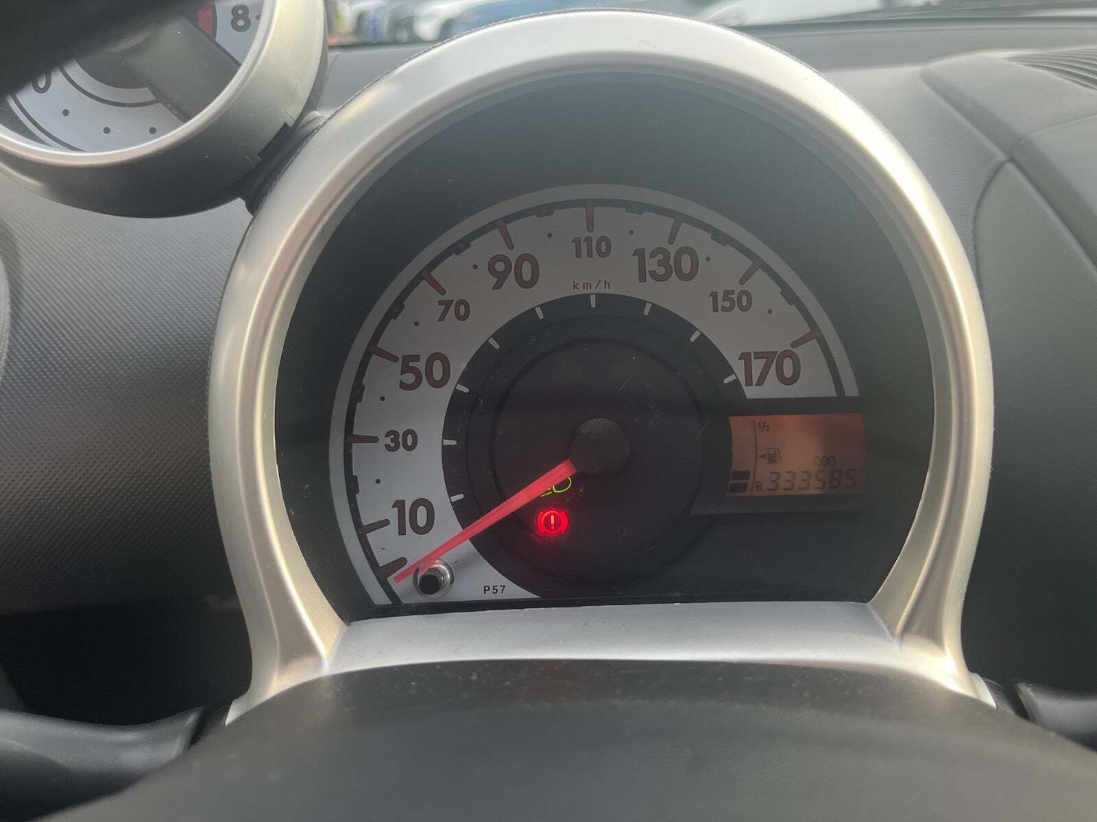 Grå Peugeot 107 fra 2007