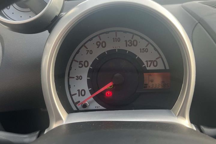 Grå Peugeot 107 fra 2007