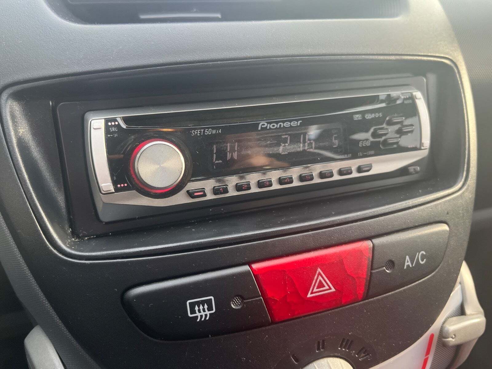 Grå Peugeot 107 fra 2007