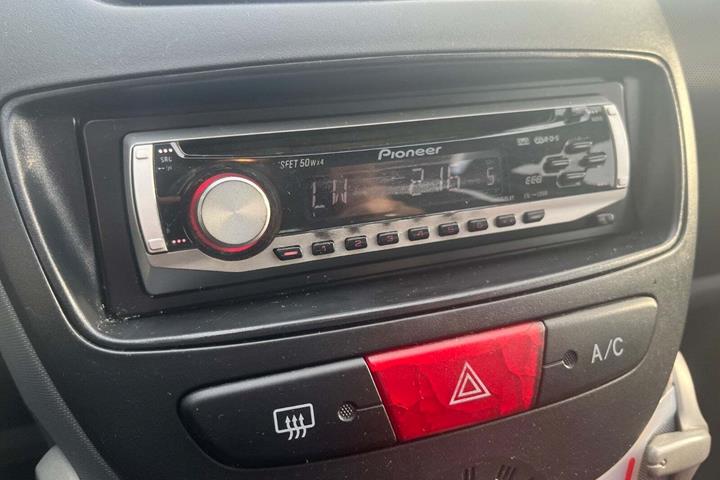 Grå Peugeot 107 fra 2007