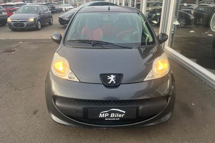 Grå Peugeot 107 fra 2007