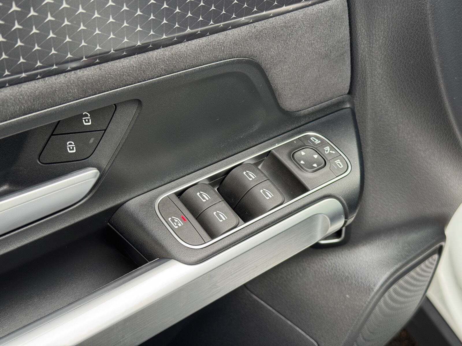 Hvid Mercedes EQB250+ fra 2024