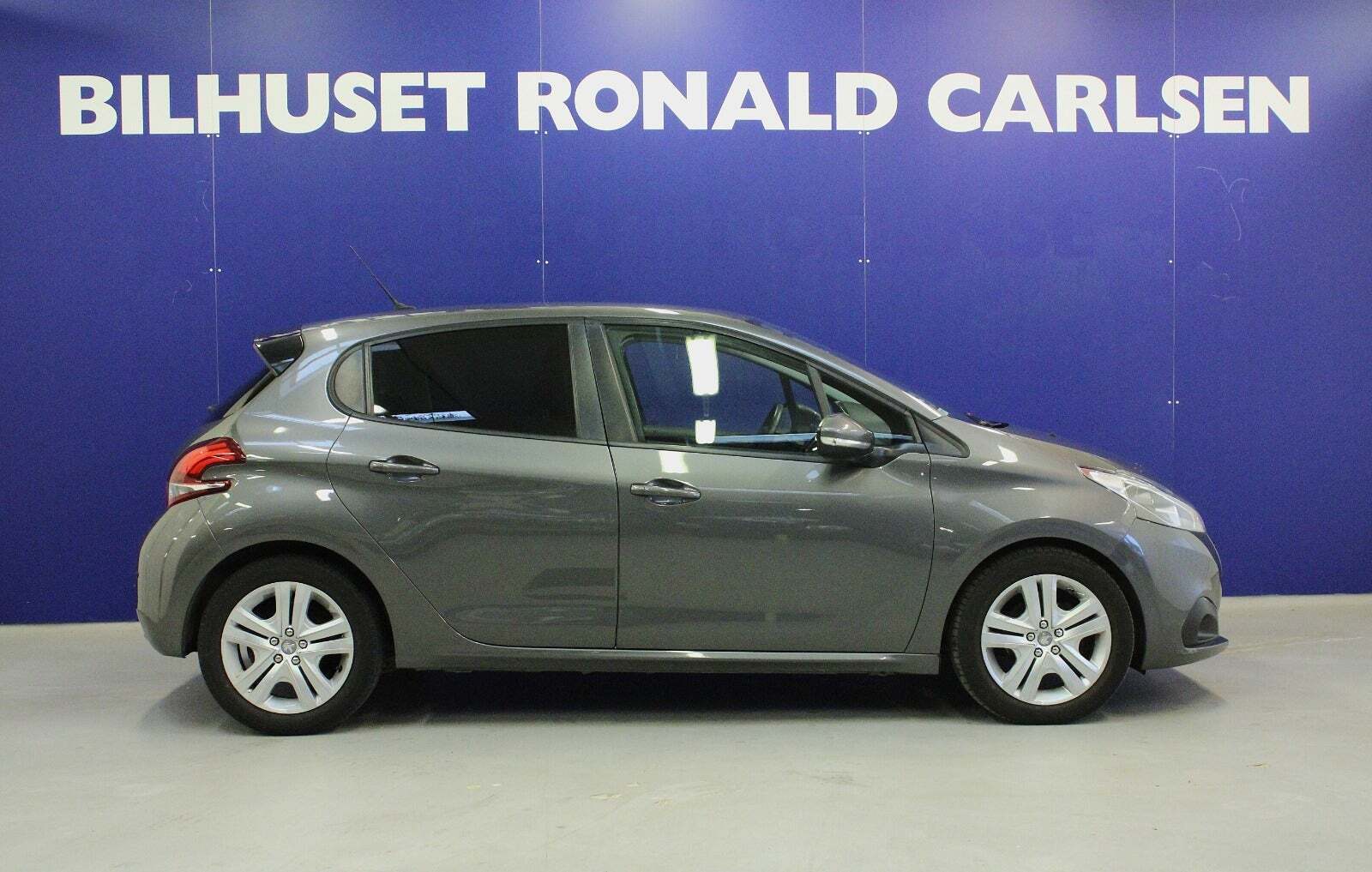 Grå Peugeot 208 fra 2019