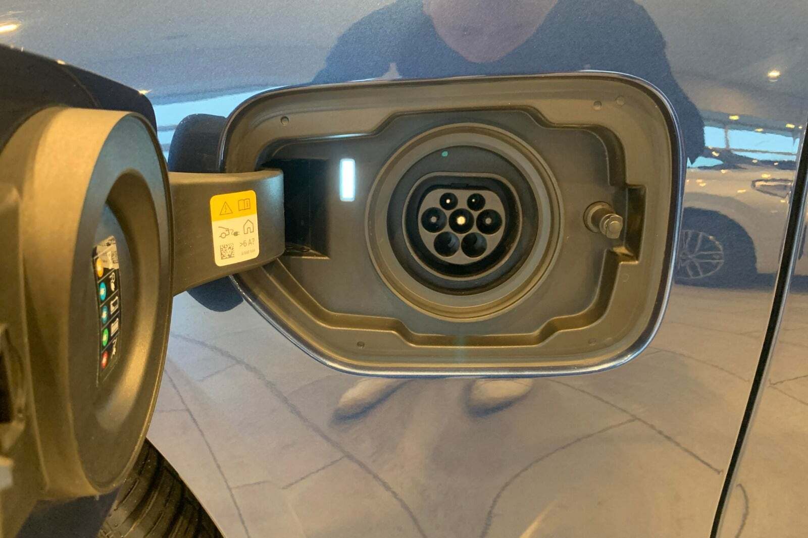 Blå BMW 330e fra 2021