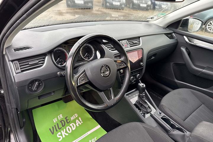 Sort Skoda Octavia fra 2018
