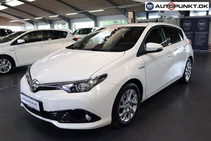 Hvid Toyota Auris fra 2015 set udefra