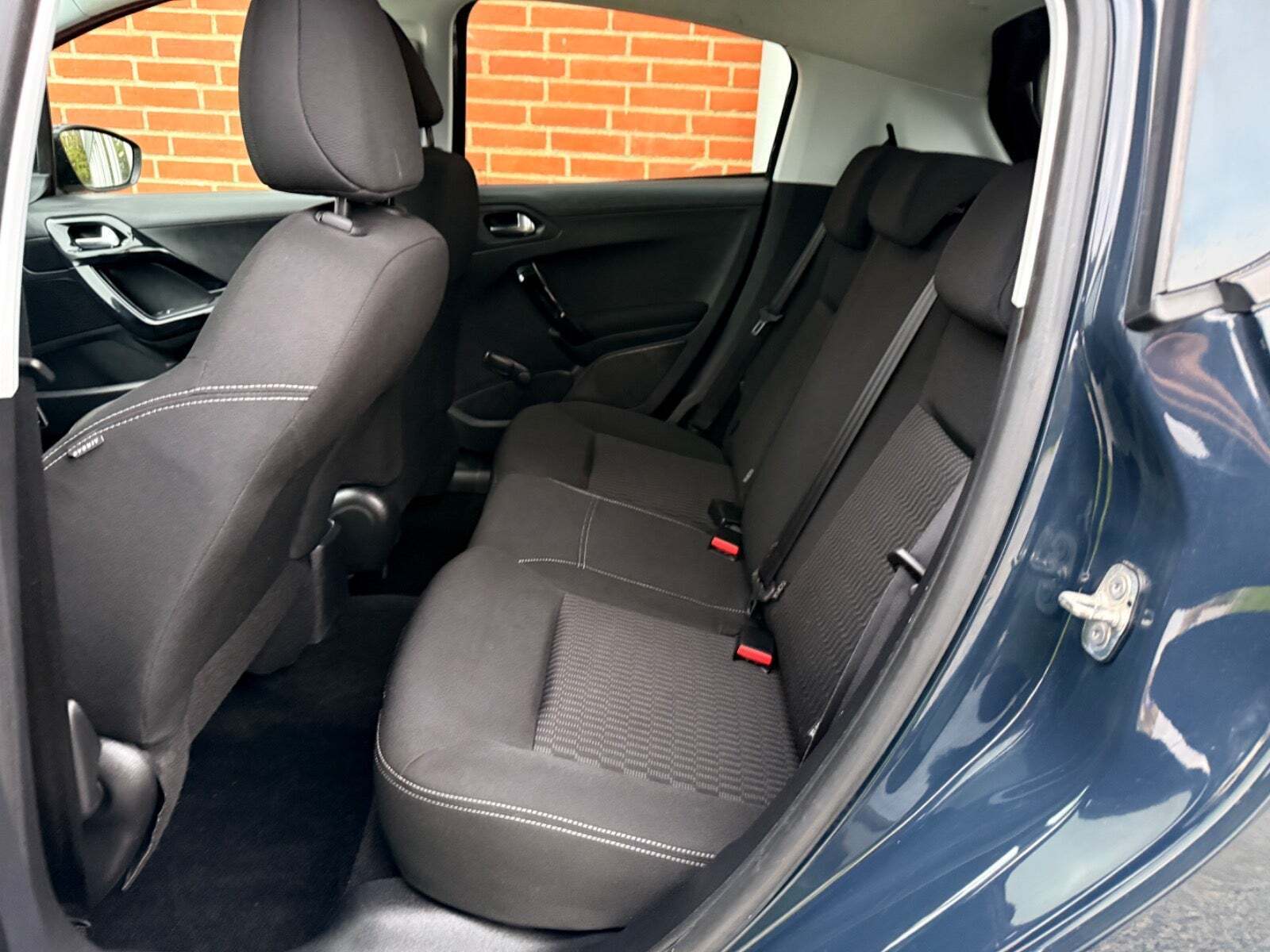 Grå Peugeot 208 fra 2017