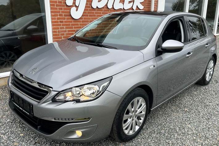 Grå Peugeot 308 fra 2016 set udefra