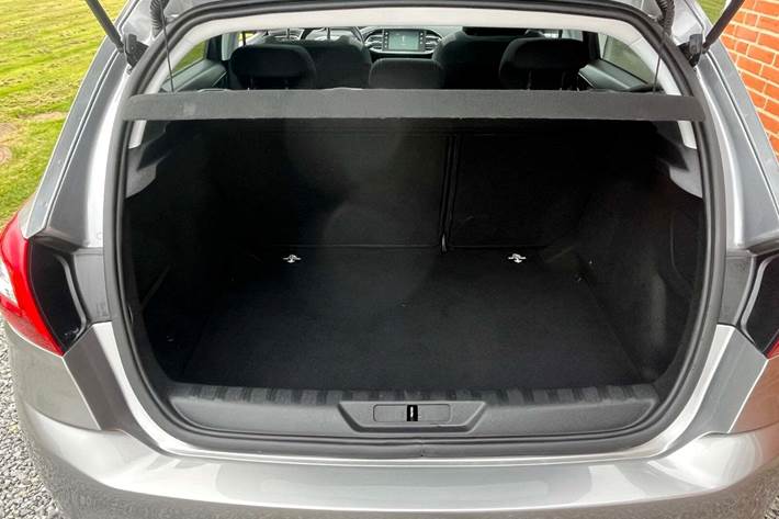 Grå Peugeot 308 fra 2016