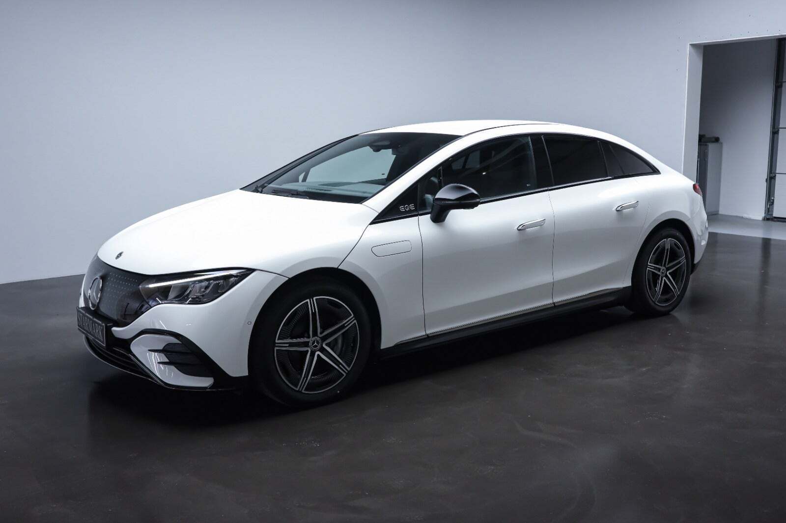Hvid Mercedes EQE350+ fra 2025