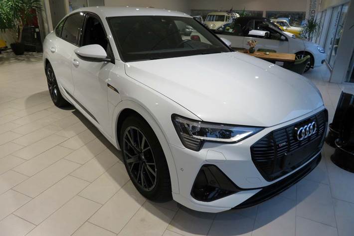 Hvid Audi e-tron fra 2021 set udefra