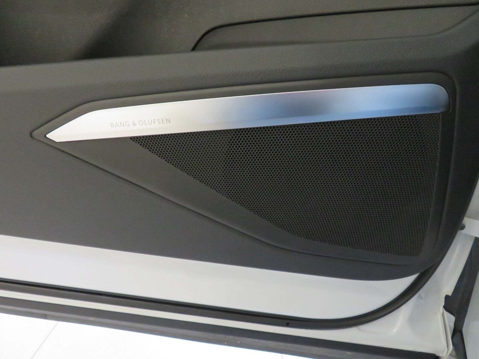 Hvid Audi e-tron fra 2021