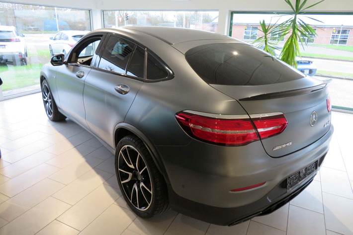 Grå Mercedes GLC43 fra 2019