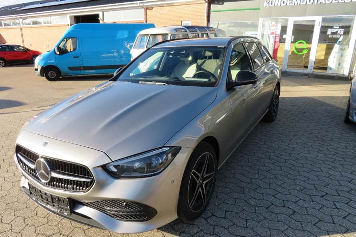 Sølv Mercedes C300 e fra 2023 set udefra