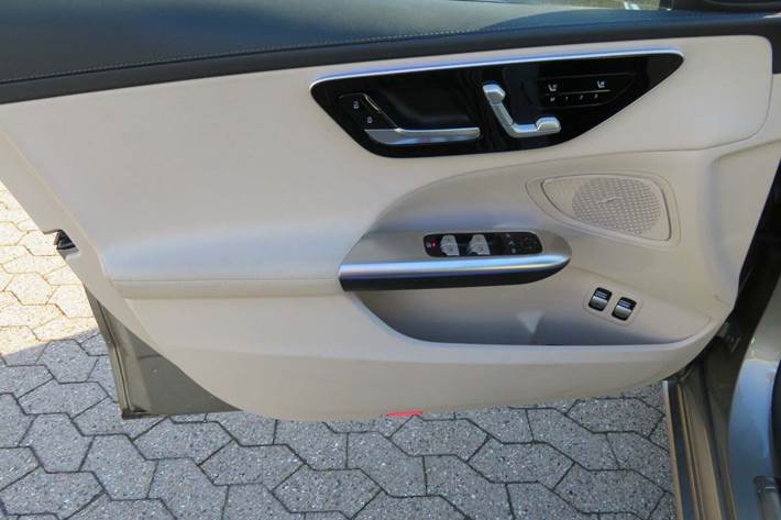 Sølv Mercedes C300 e fra 2023