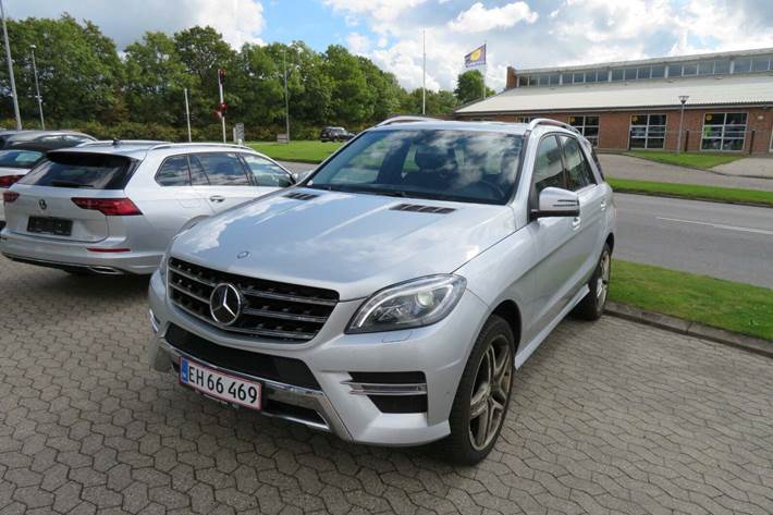 Sølv Mercedes ML350 fra 2015 set udefra