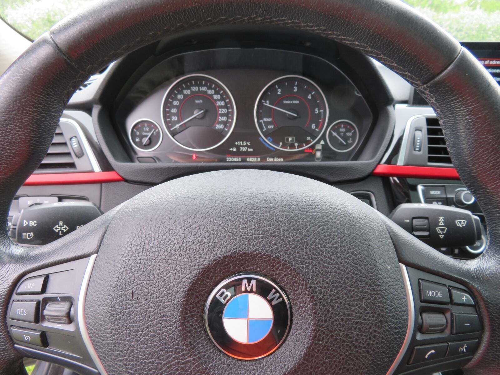 Grå BMW 320d fra 2016