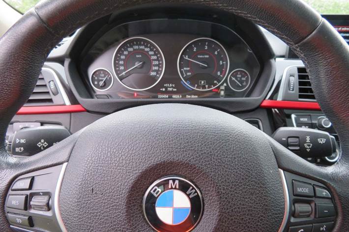 Grå BMW 320d fra 2016