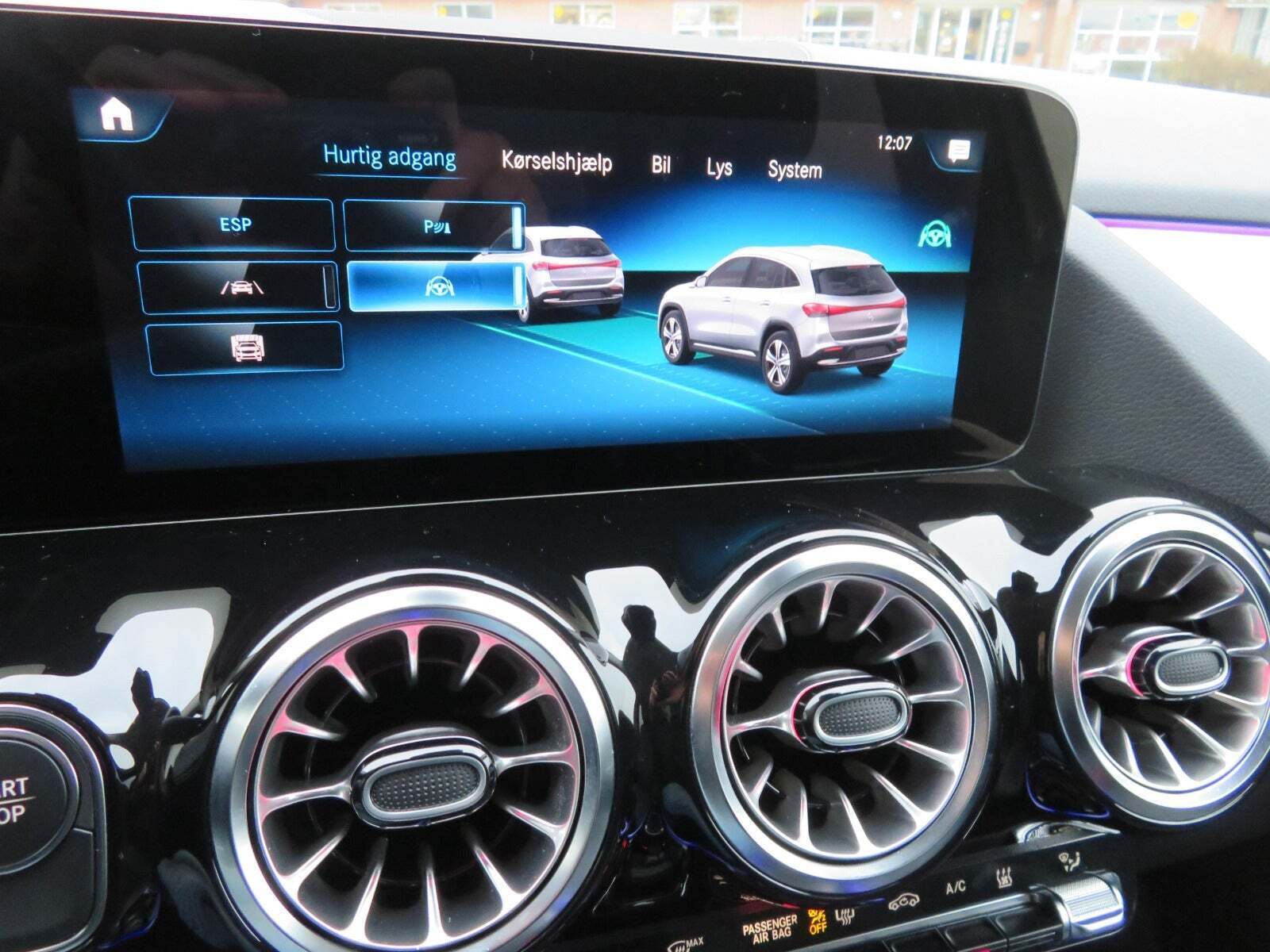 Grå Mercedes EQA250+ fra 2023