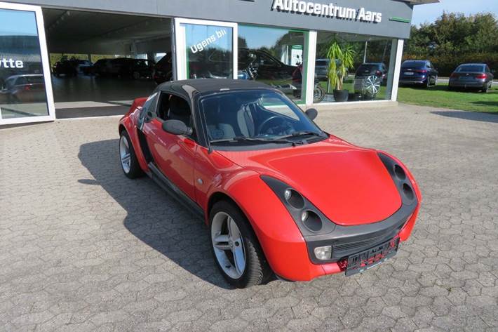 Rød Smart Roadster fra 2003 set udefra