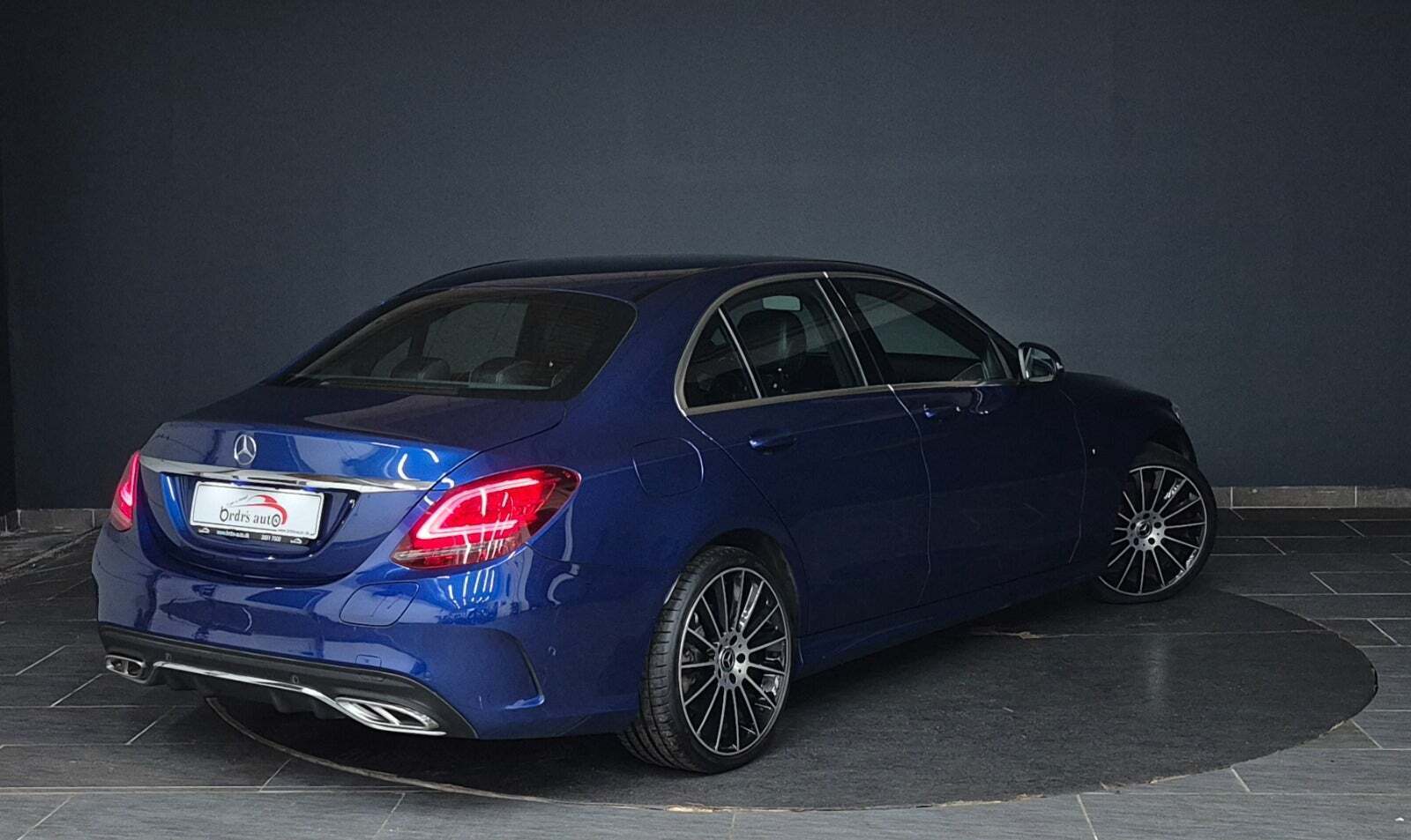 Blå Mercedes C300 de fra 2020