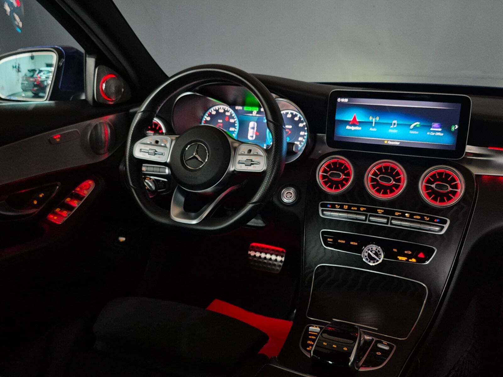 Blå Mercedes C300 de fra 2020