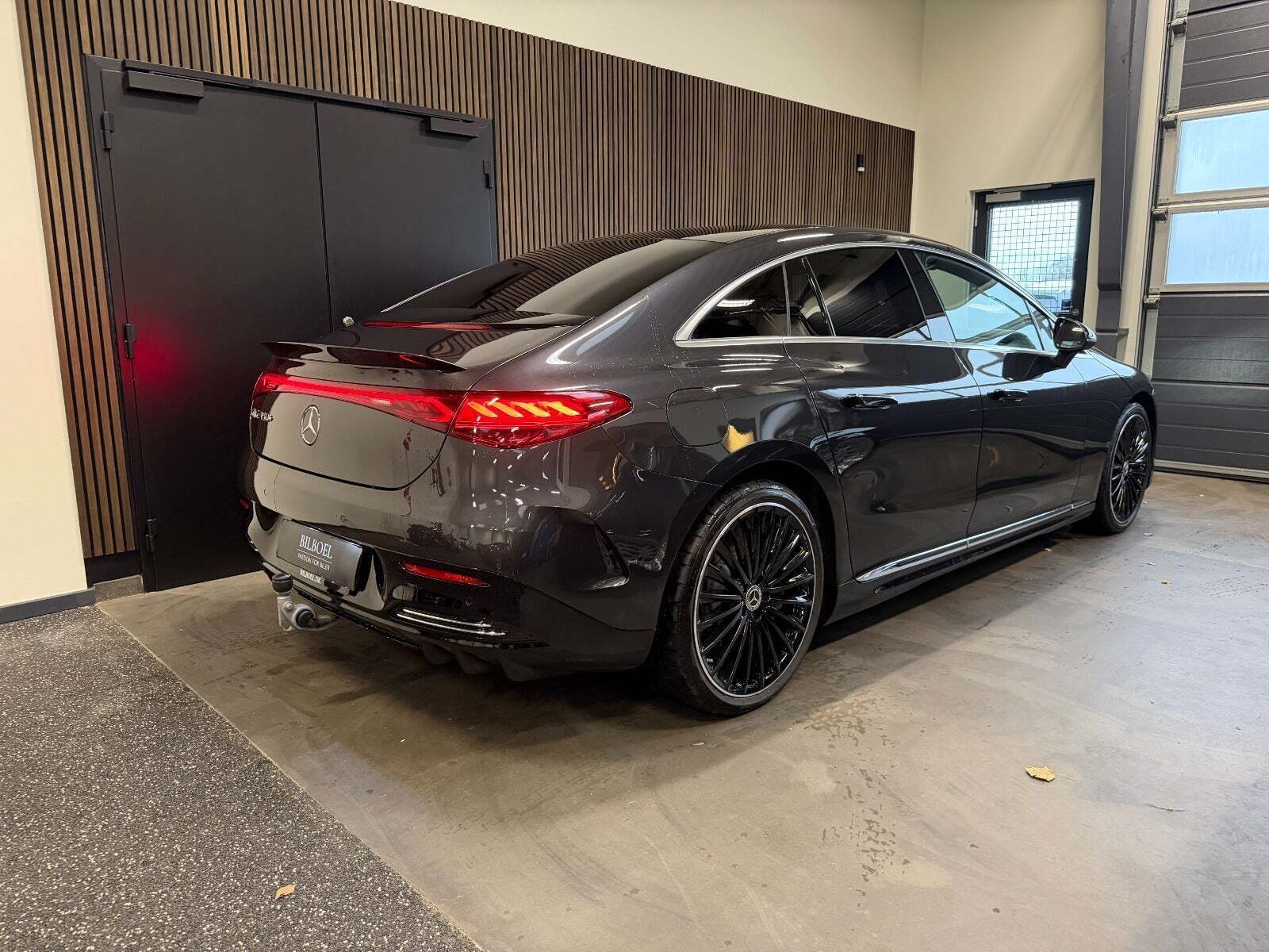 Grå Mercedes EQE350+ fra 2025