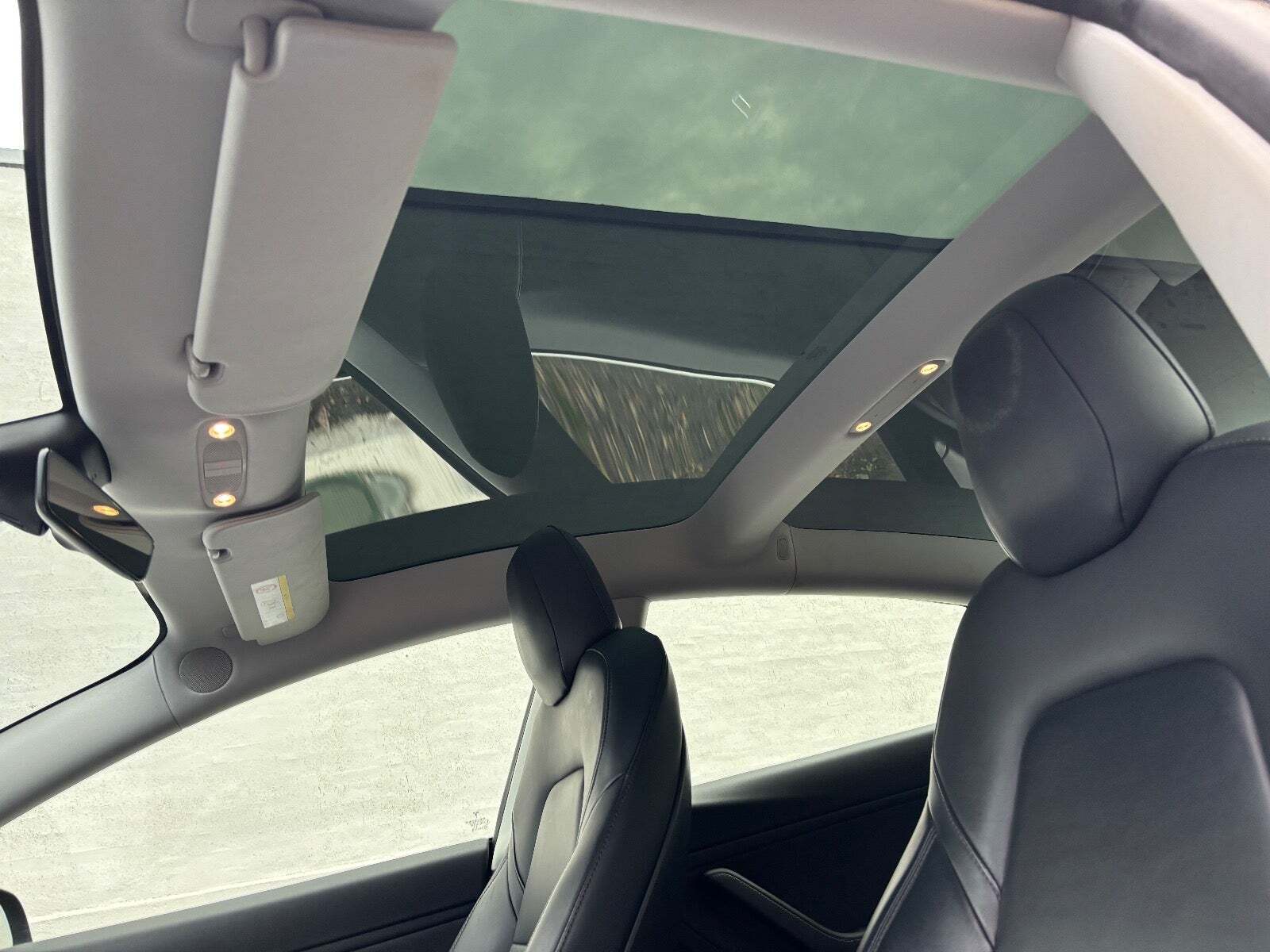 Grå Tesla Model 3 fra 2019