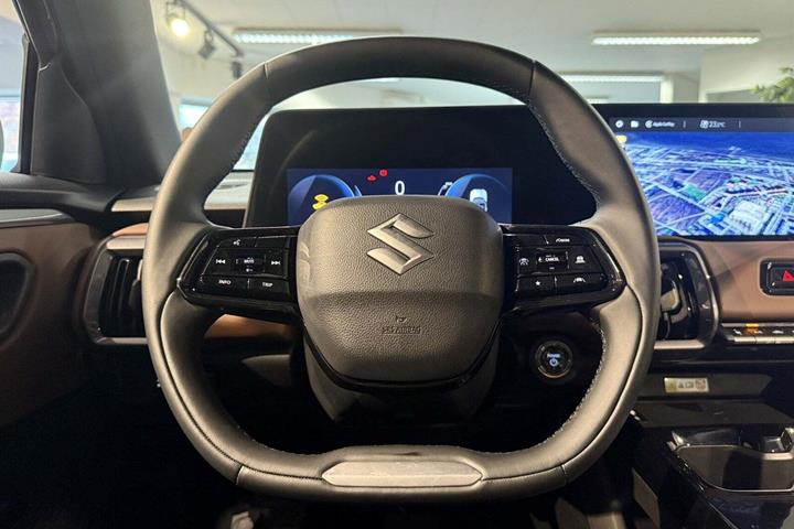 Grøn Suzuki eVitara fra 2025 set indefra
