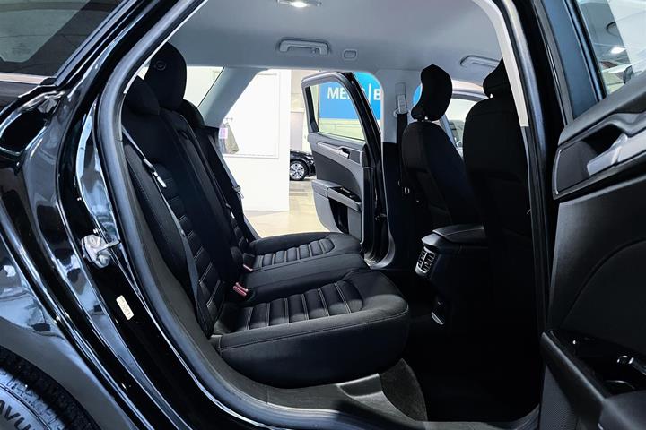 Sort Ford Mondeo fra 2016