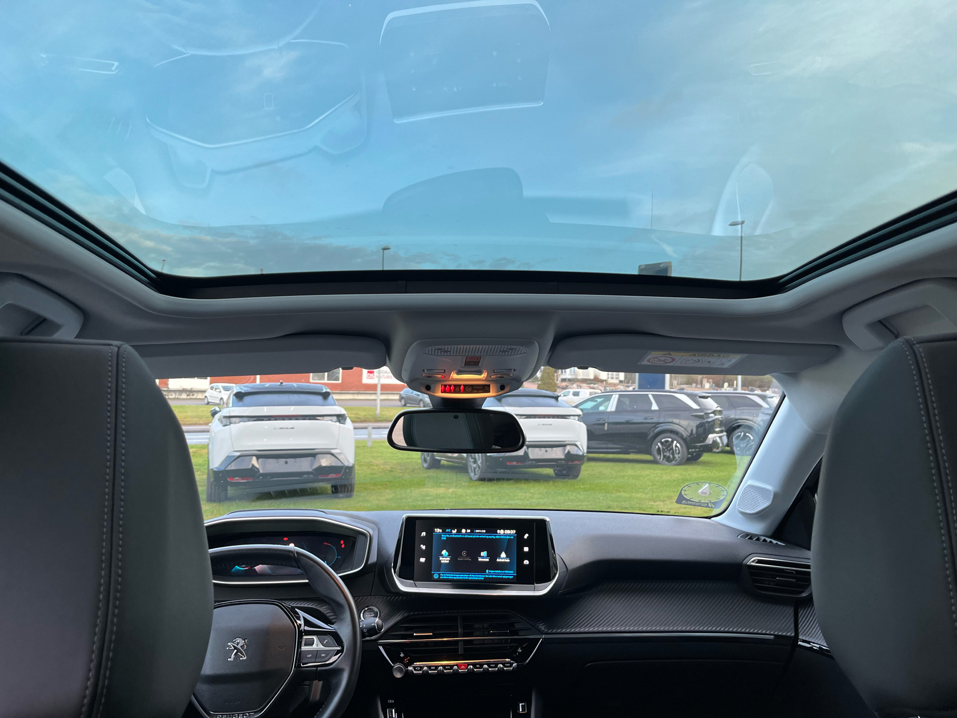 Grå Peugeot 208 fra 2020