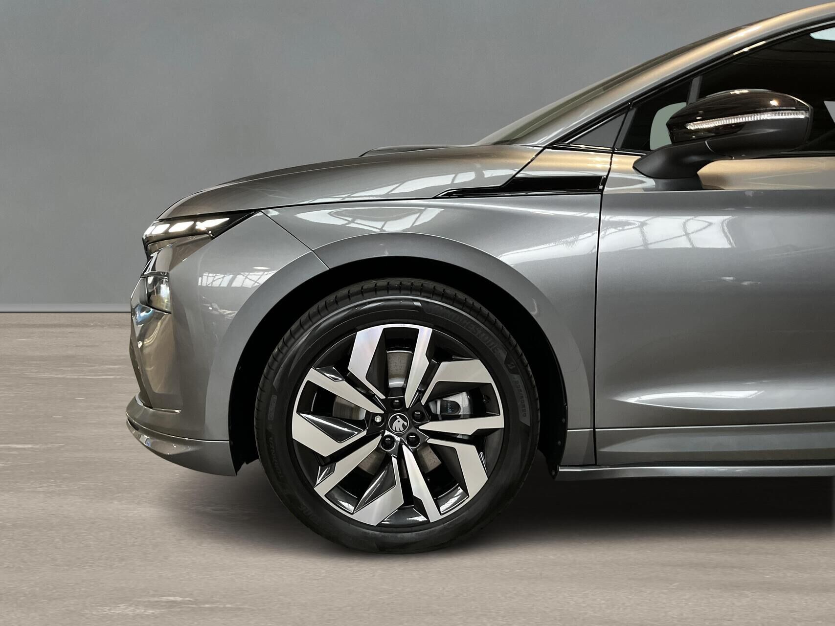Grå Skoda Enyaq fra 2025