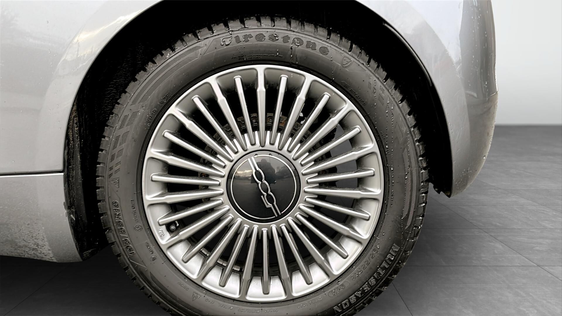 Grå Fiat 500e fra 2022