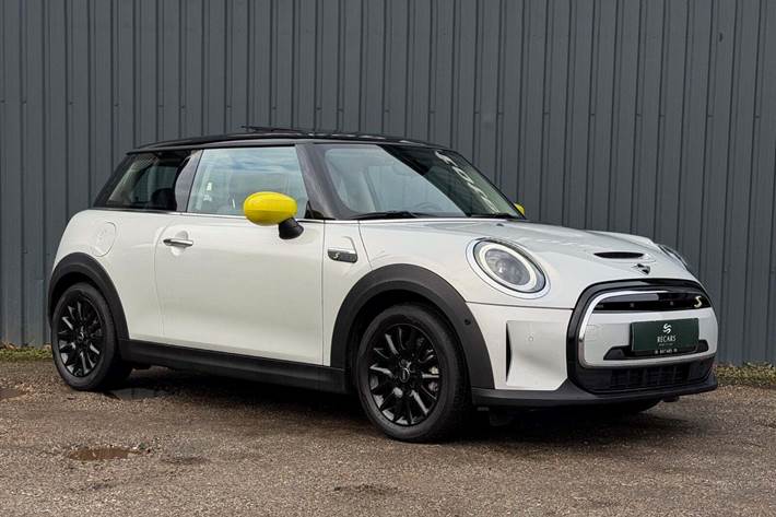 Hvid Mini Cooper SE fra 2022 set udefra